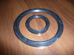 Uszczelniacz wału korbowego do silnika MF Massey Ferguson 1447691M1